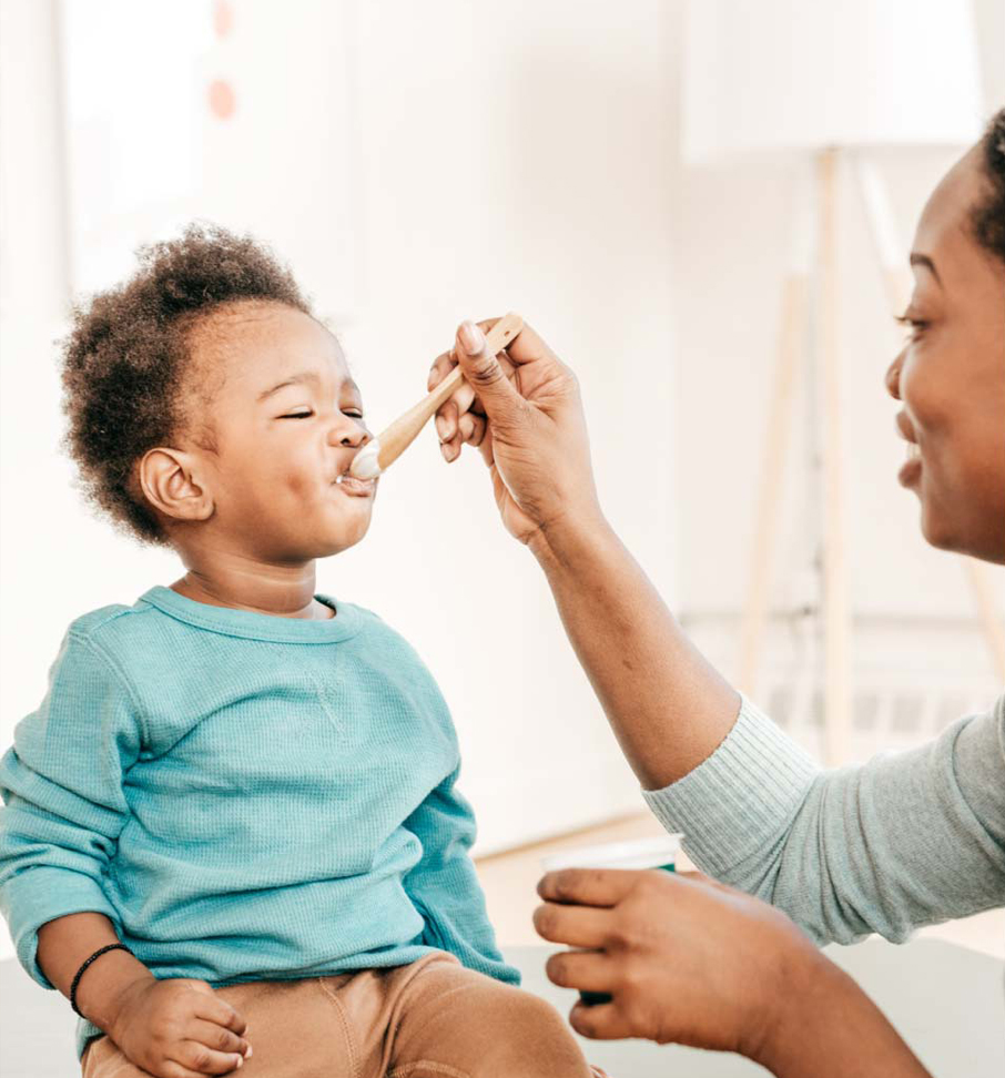 primo-person-feeding-child-with-a-spoon primo-person-feeding-child-with-a-spoon