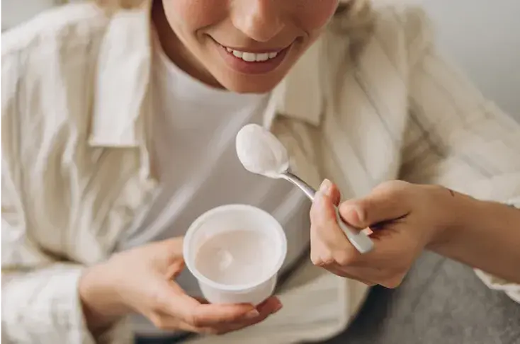 woman-eating-yogurt